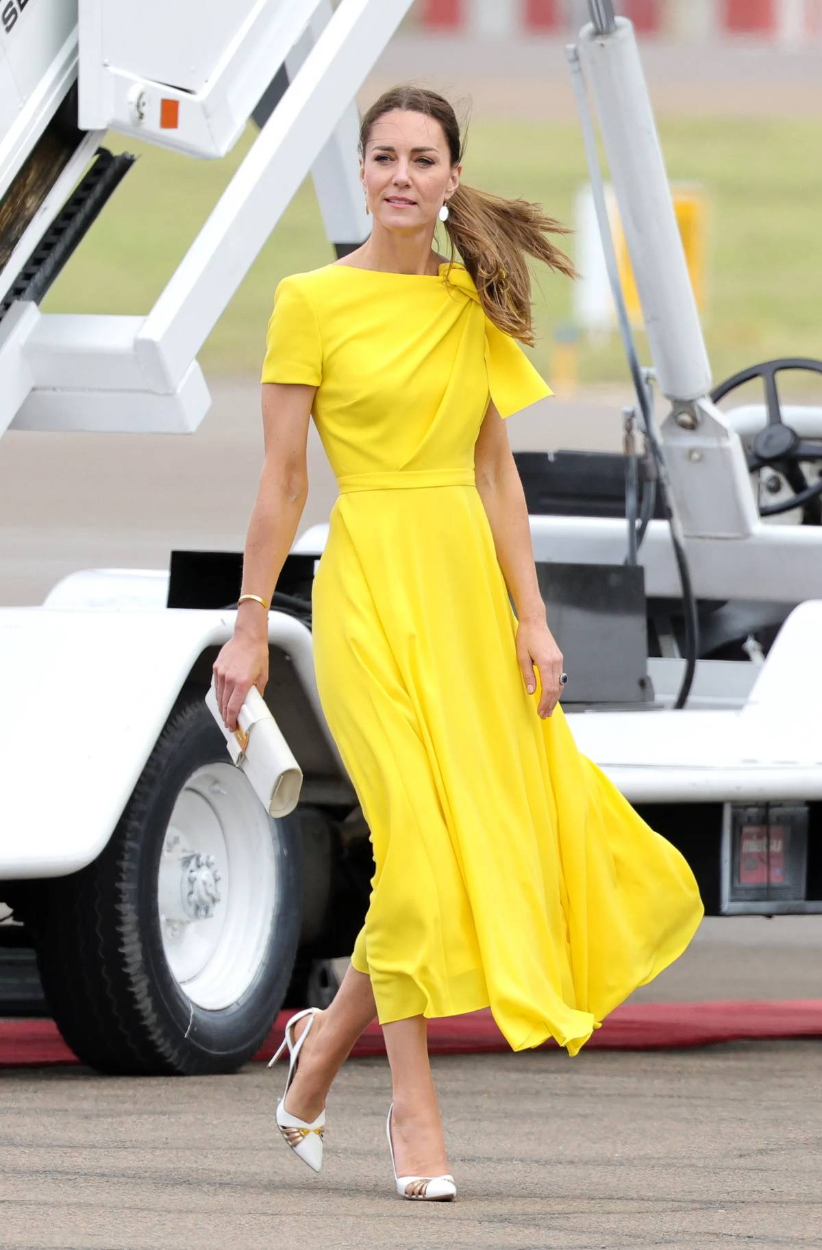 Na Jamajkę przybyła w kanarkowej sukience od marki Roksanda – stylizację powtórzyła latem podczas Wimbledonu
