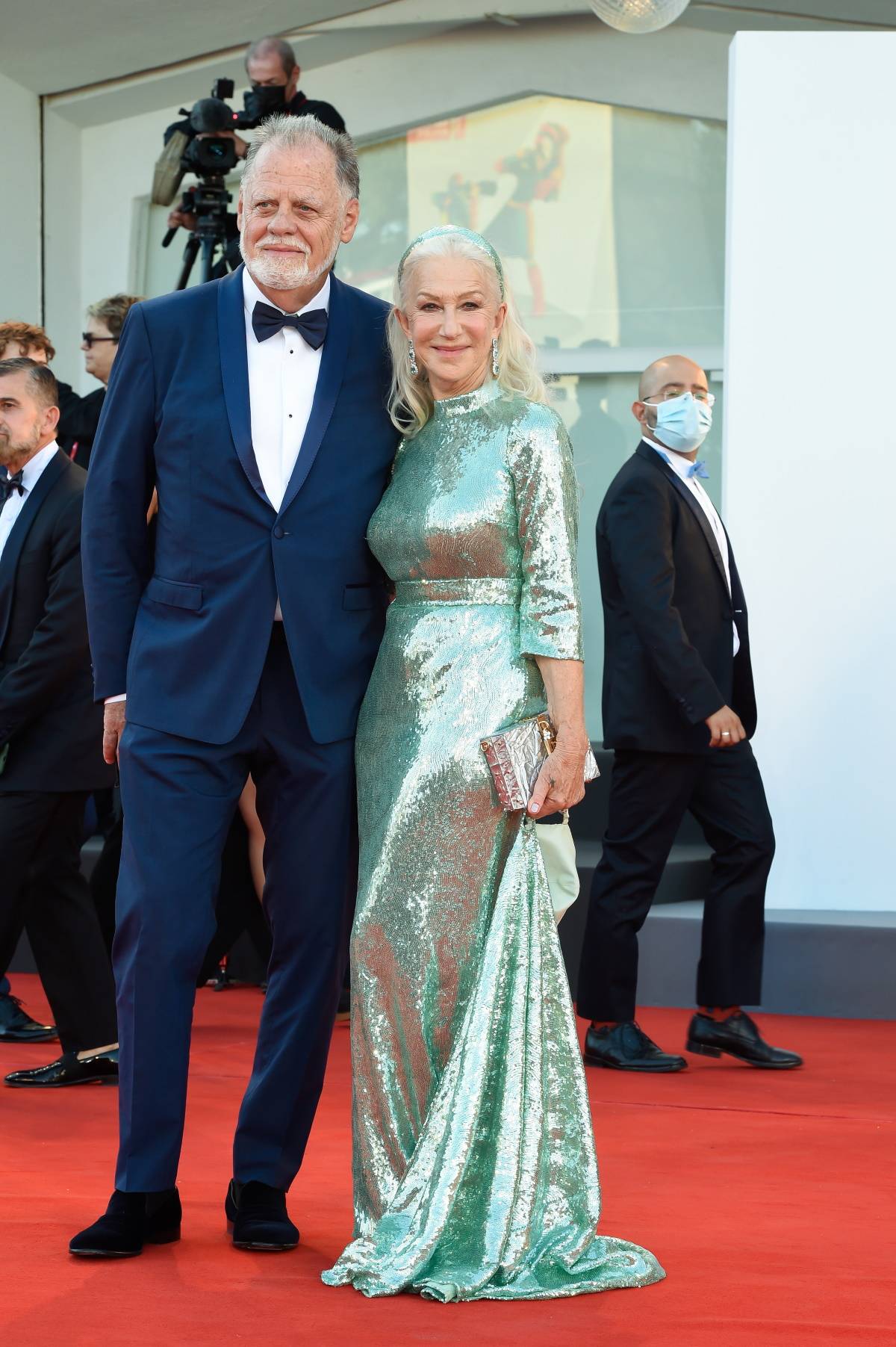 Helen Mirren z mężem na Międzynarodowym Festiwalu Filmowym w Wenecji w 2021 roku, w sukni Dolce & Gabbana 