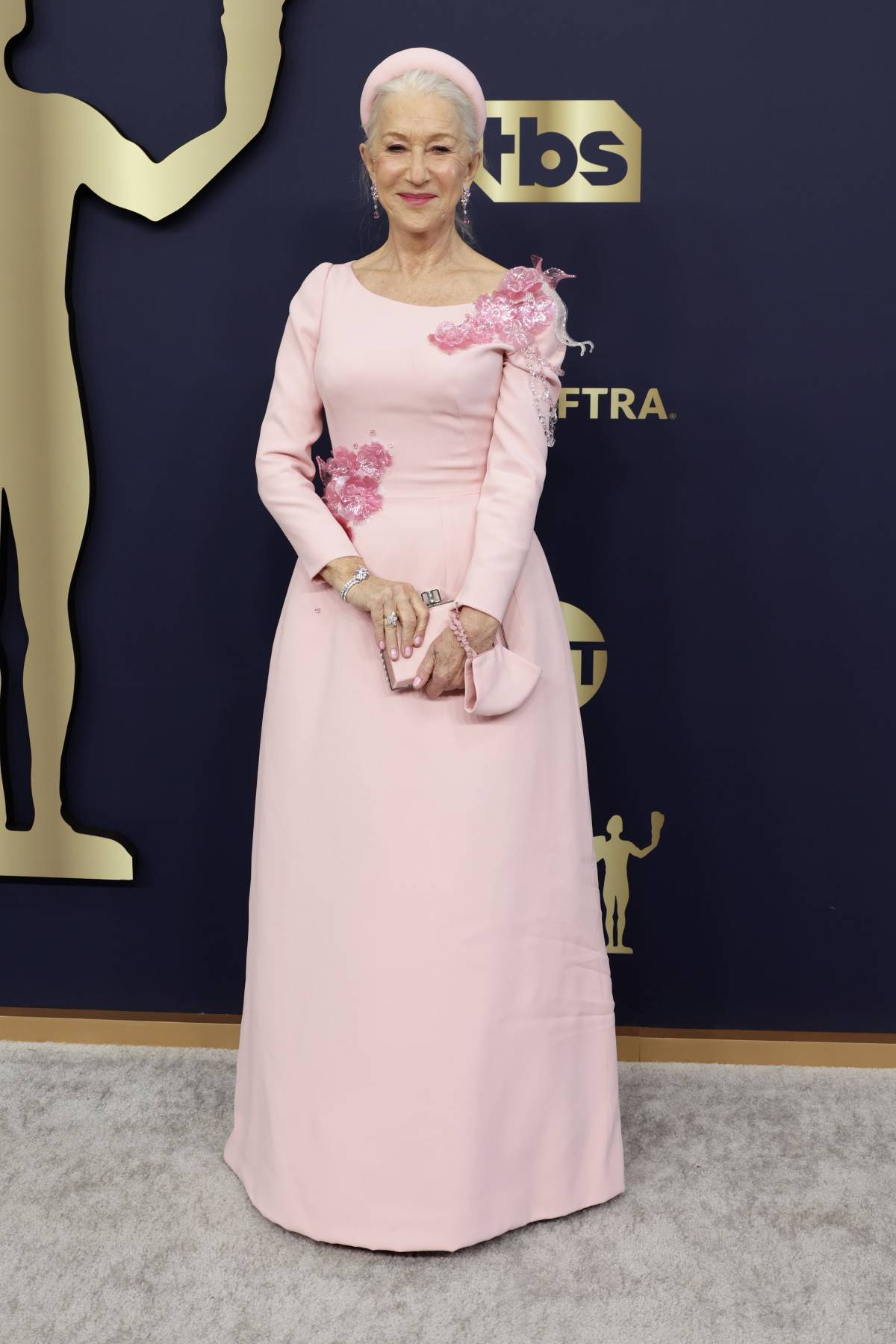 Helen Mirren podczas SAG Awards 2022 w różowej kreacji Dolce & Gabbana 