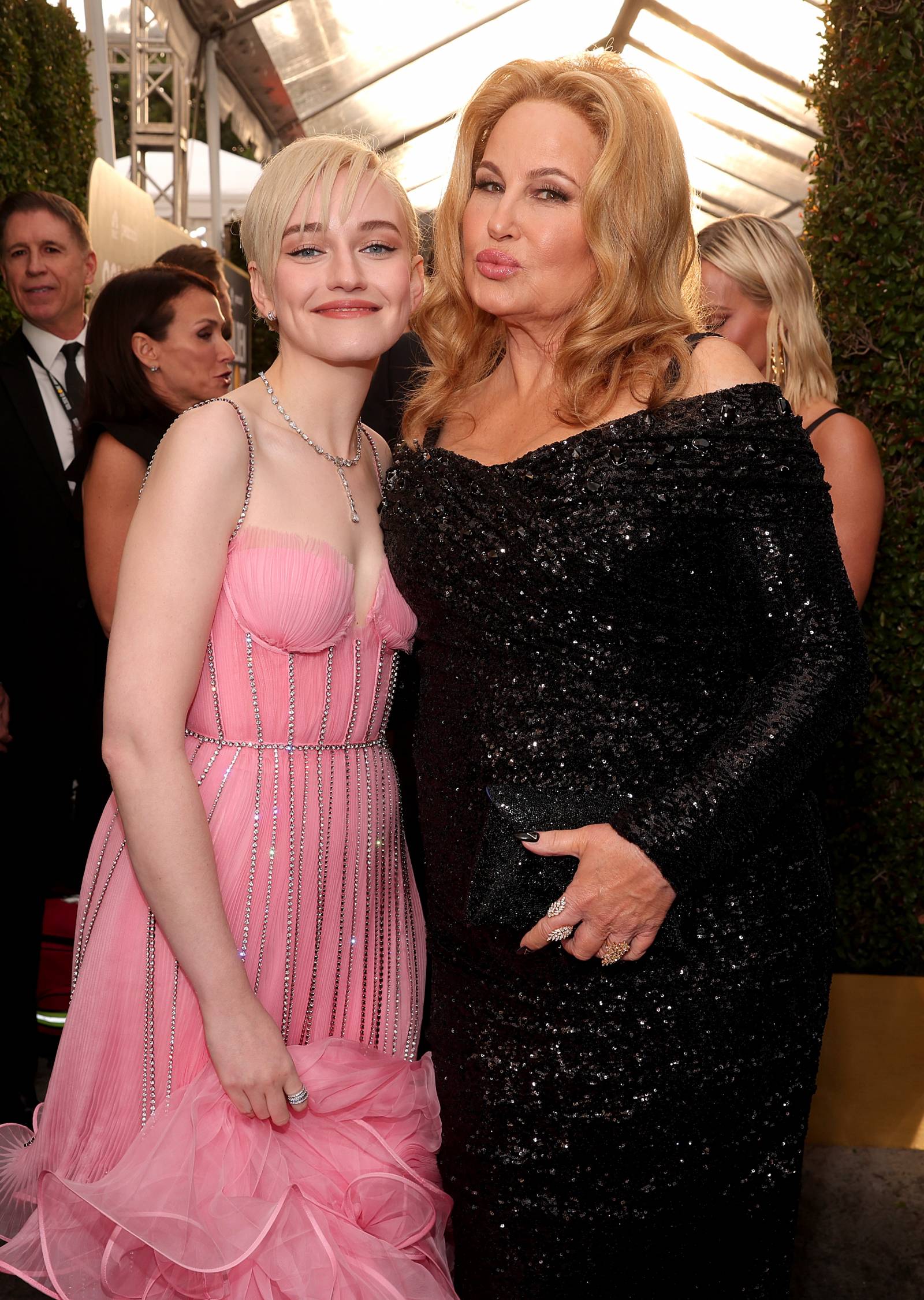 Julia Garner i Jennifer Coolidge