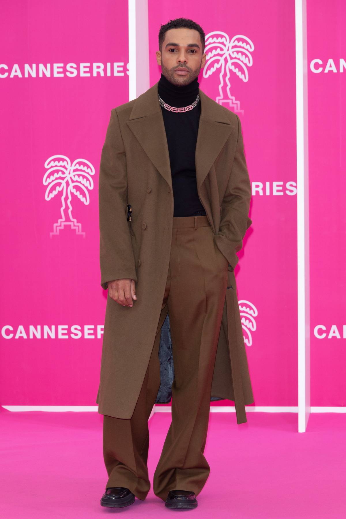 Lucien Laviscount 6 kwietnia 2022 r. na różowym dywanie podczas Cannes International Series Festival