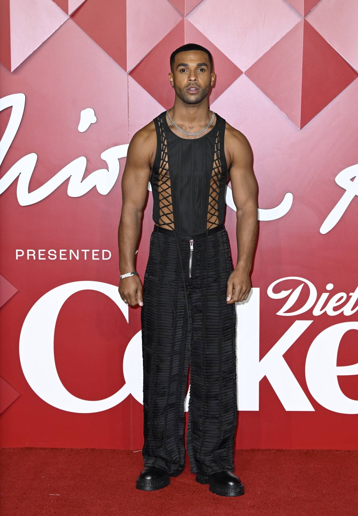 Lucien Laviscount na Fashion Awards 2022 ubrany w zestaw H&M, grudzień 2022