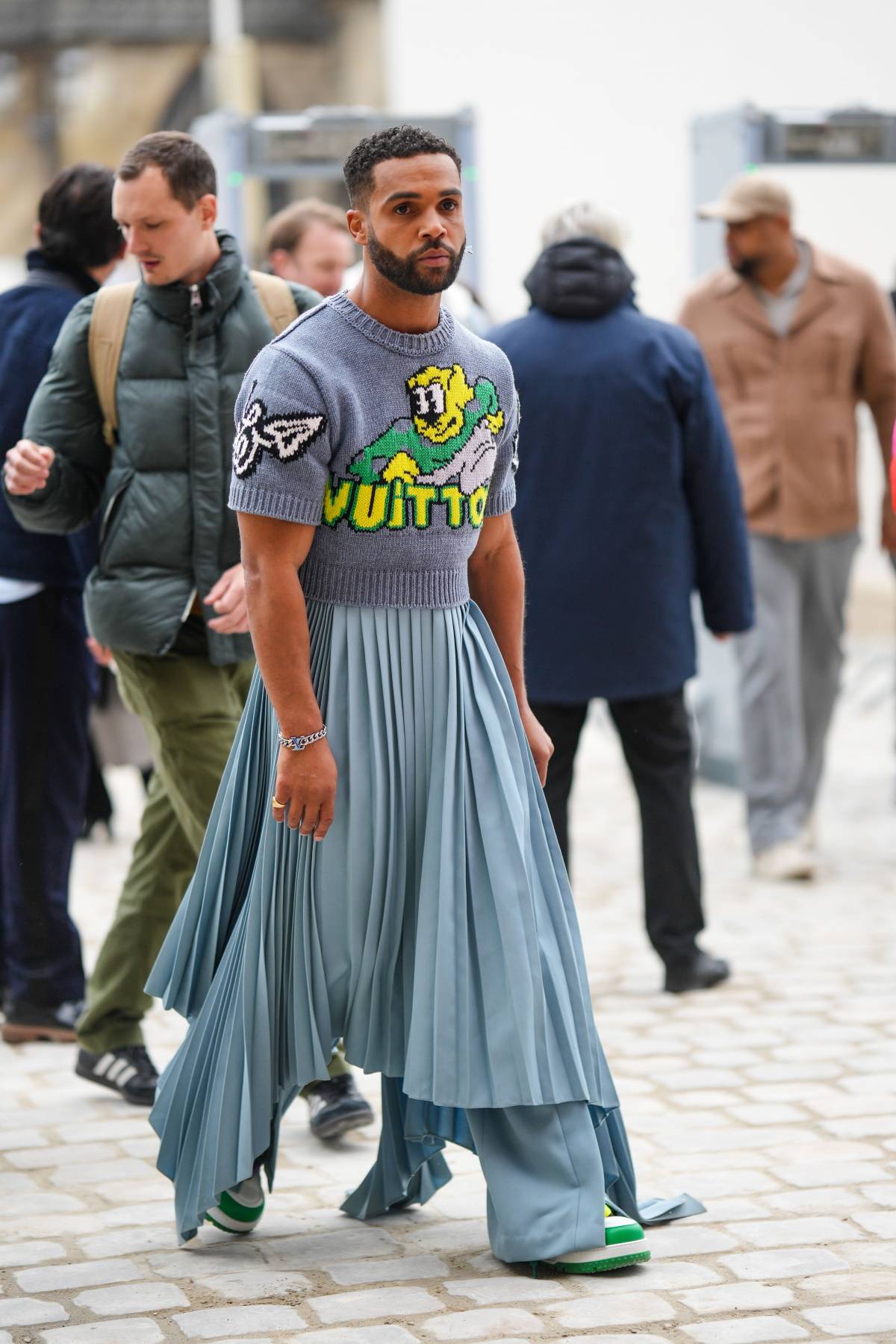 Lucien Laviscount przed pokazem Louis Vuitton na tygodniu mody męskiej w Paryżu, styczeń 2023