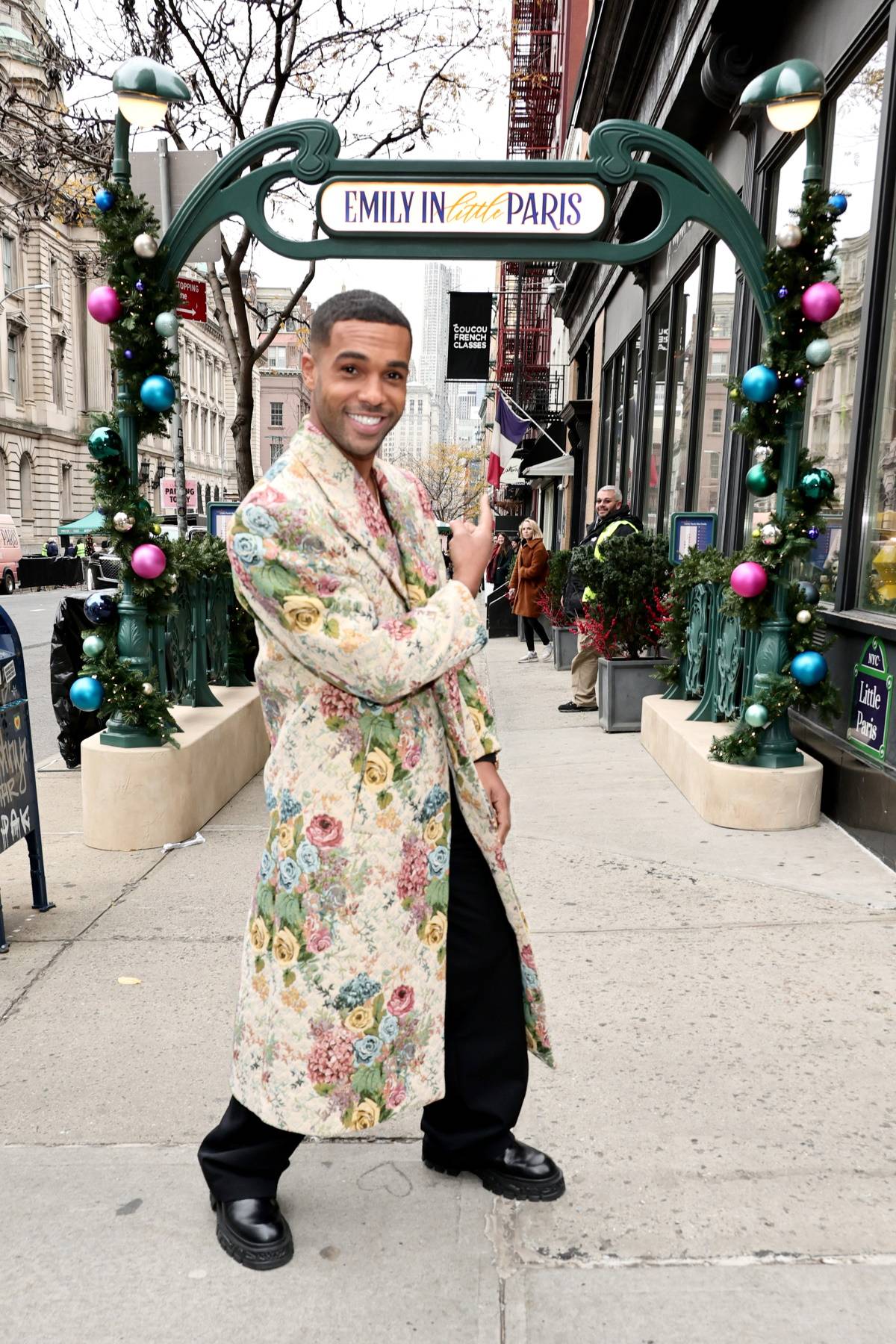 Lucien Laviscount promuje trzeci sezon „Emily w Paryżu” w Nowym Jorku, ubrany we wzorzysty płaszcz Virgila Abloha dla Louis Vuitton, grudzień 2022