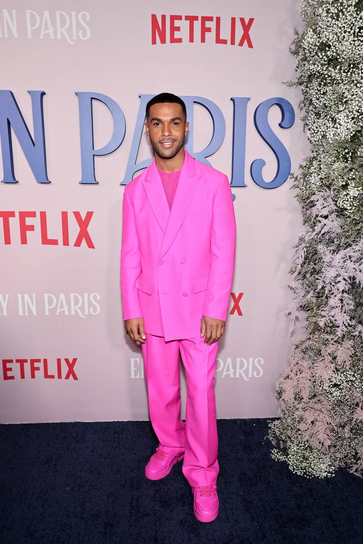Na premierze trzeciego sezonu „Emily w Paryżu” w Nowym Jorku 15 grudnia 2022 roku, ubrany w różowy garnitur Maison Valentino