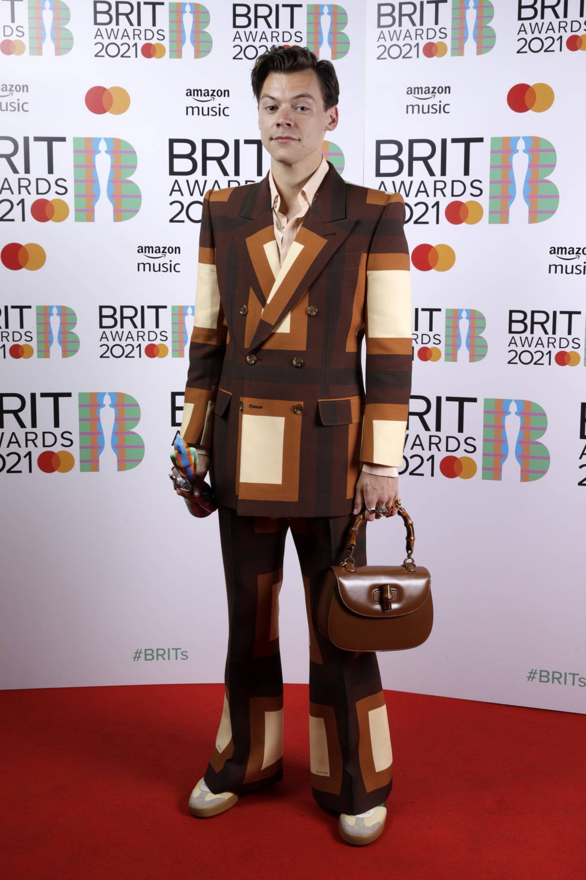 W garniturze Gucci na gali Brit Awards 2021. 