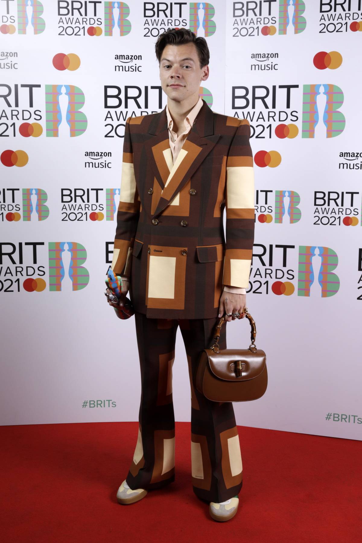 W garniturze Gucci na gali Brit Awards 2021.