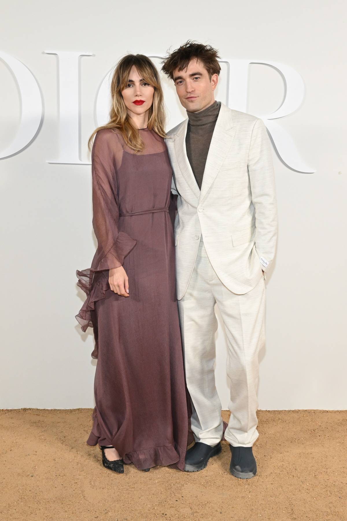 Robert Pattinson i Suki Waterhouse na pokazie Diora, Giza, 2022 rok 