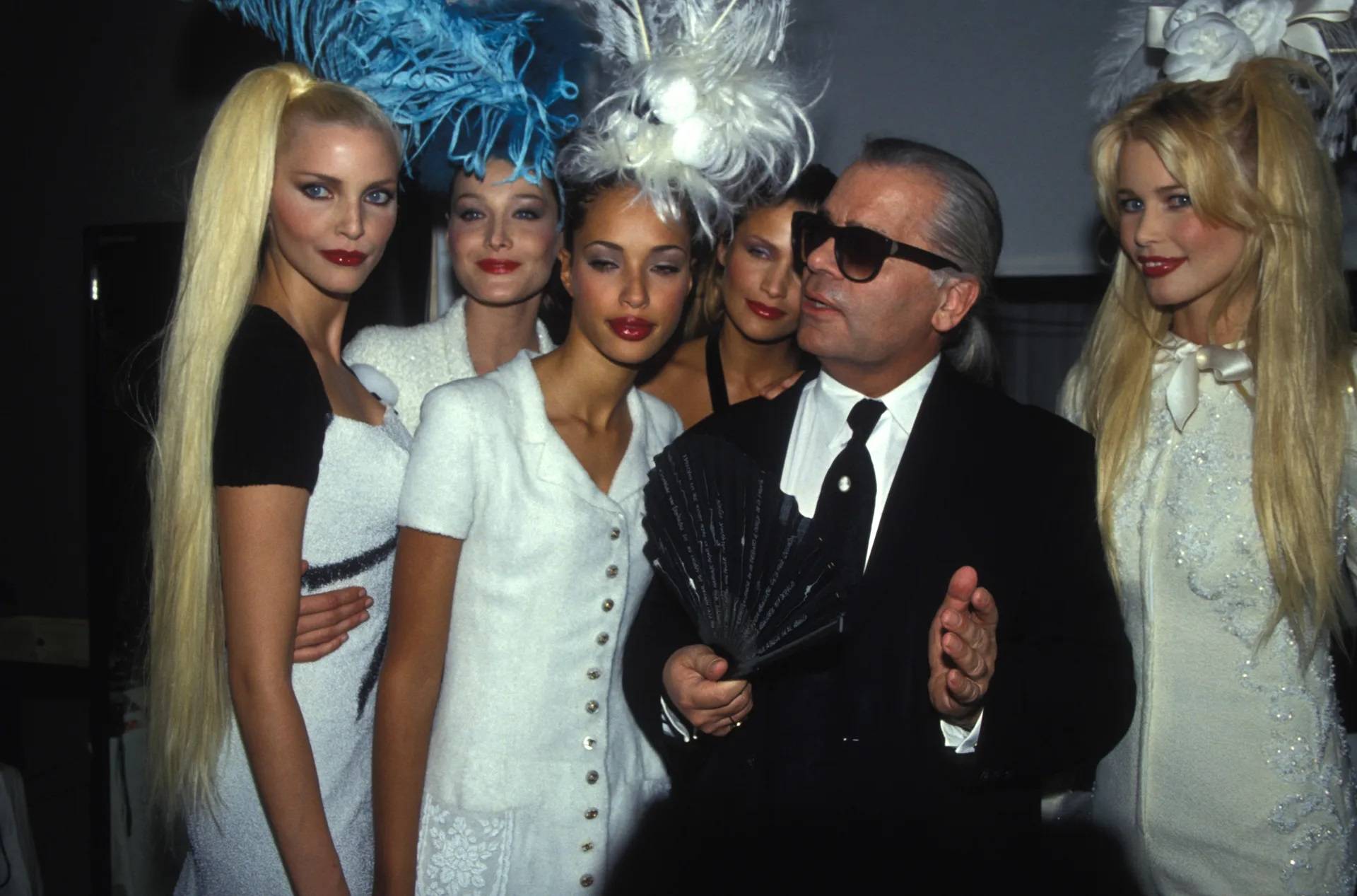 Karl Lagerfeld w otoczeniu Nadji Auermann, Carli Bruni, Heleny Christensen i Claudii Schiffer podczas Chanel haute couture jesień–zima 1994.