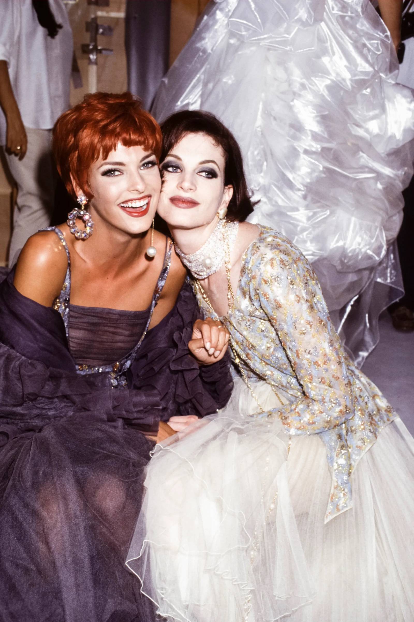 Linda Evangelista i Kristen McMenamy za kulisami Chanel haute couture jesień–zima 1991.