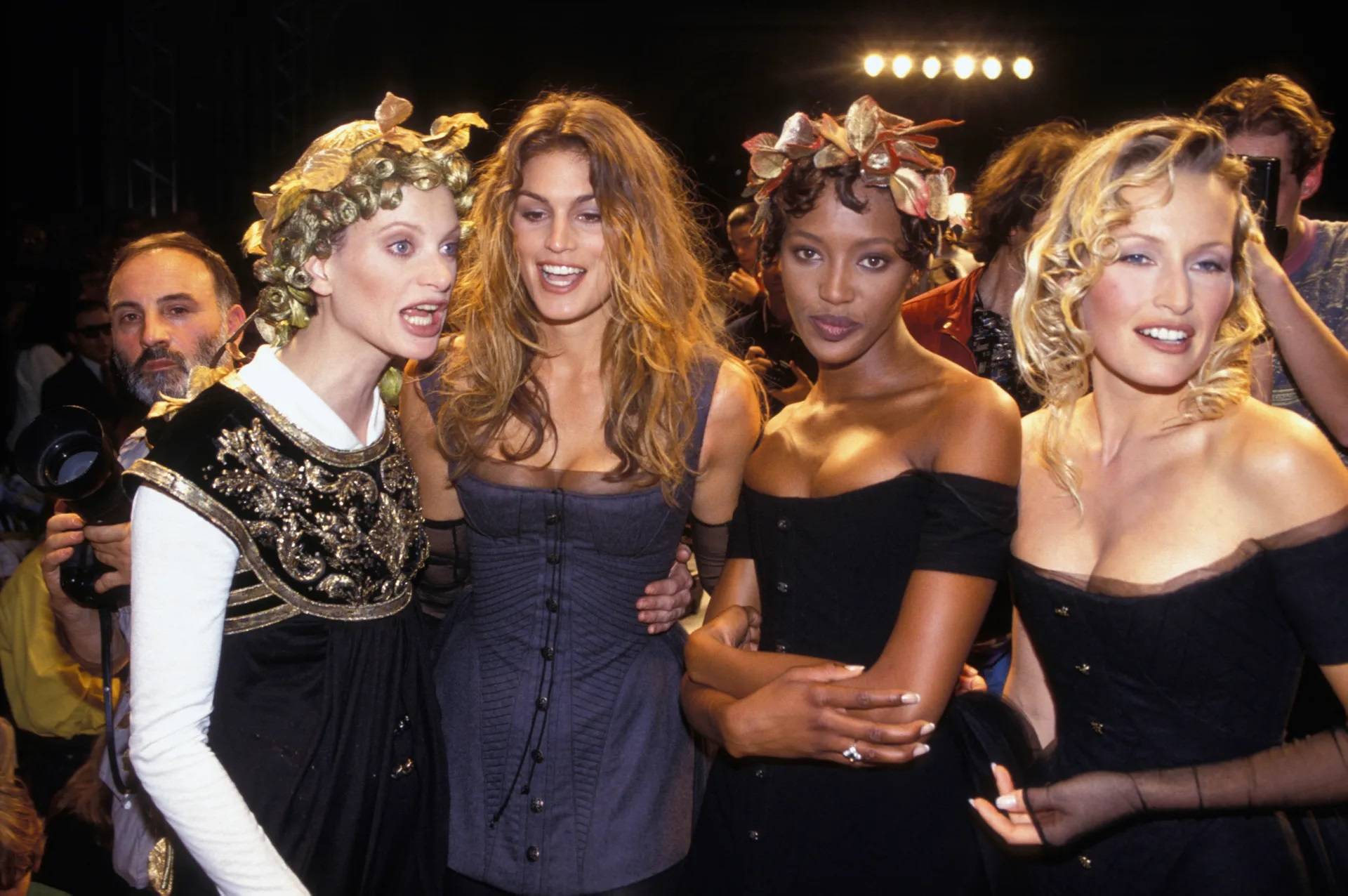 Kristen McMenamy, Cindy Crawford, Naomi Campbell i Karen Mulder na pokazie Chanel haute couture jesień–zima 1993.