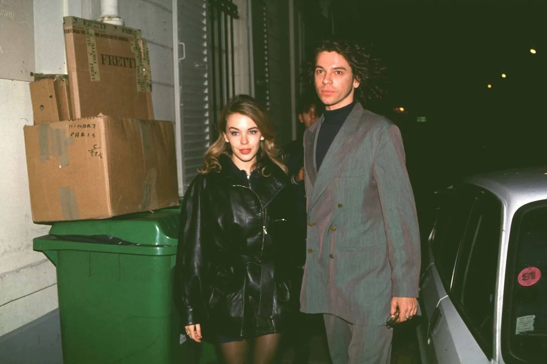 Kylie Minogue i Michael Hutchence przybywają na pokaz Chanel haute couture jesień–zima 1992.