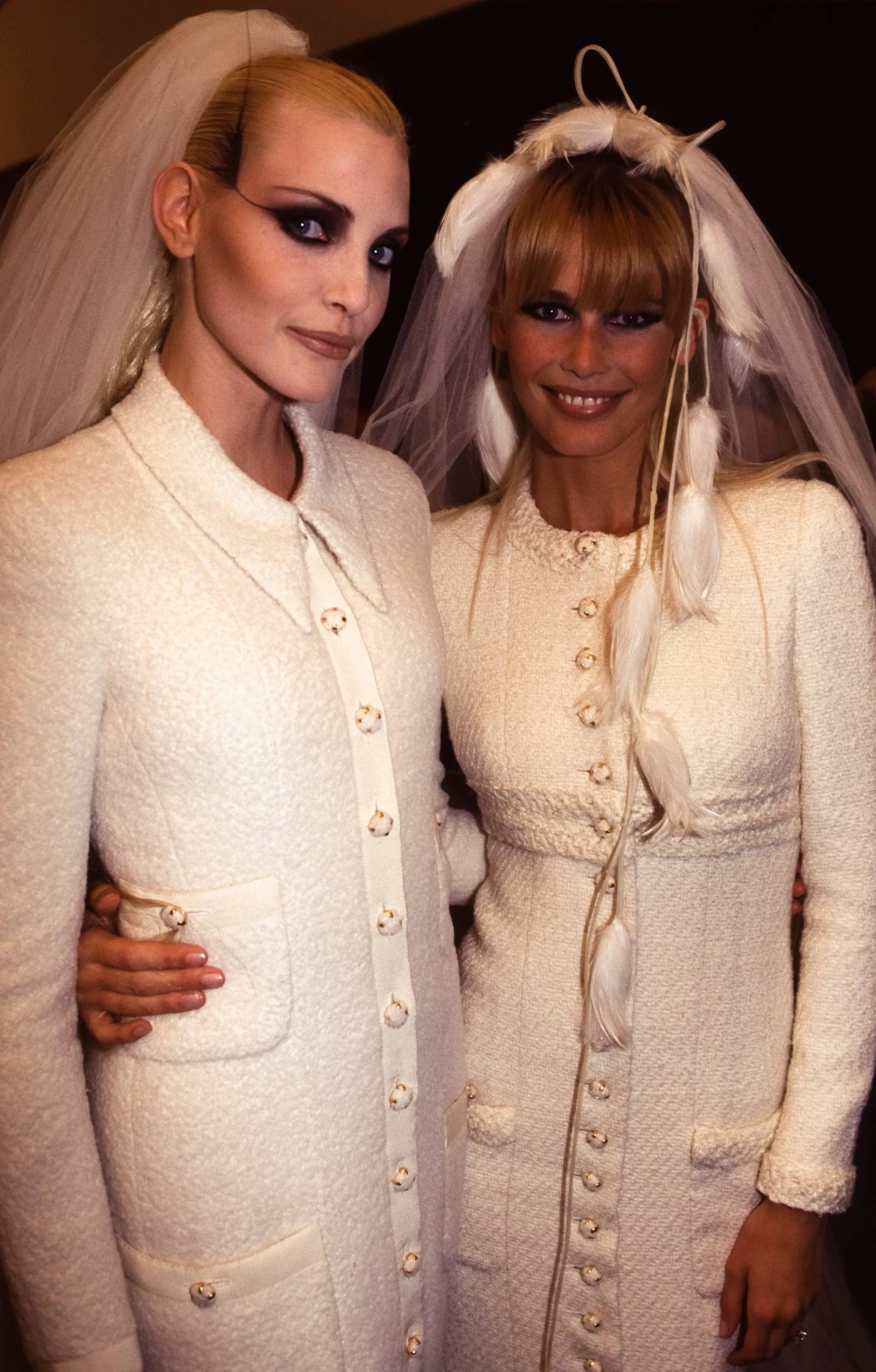 Nadja Auermann i Claudia Schiffer na pokazie Chanel haute couture jesień–zima 1995.