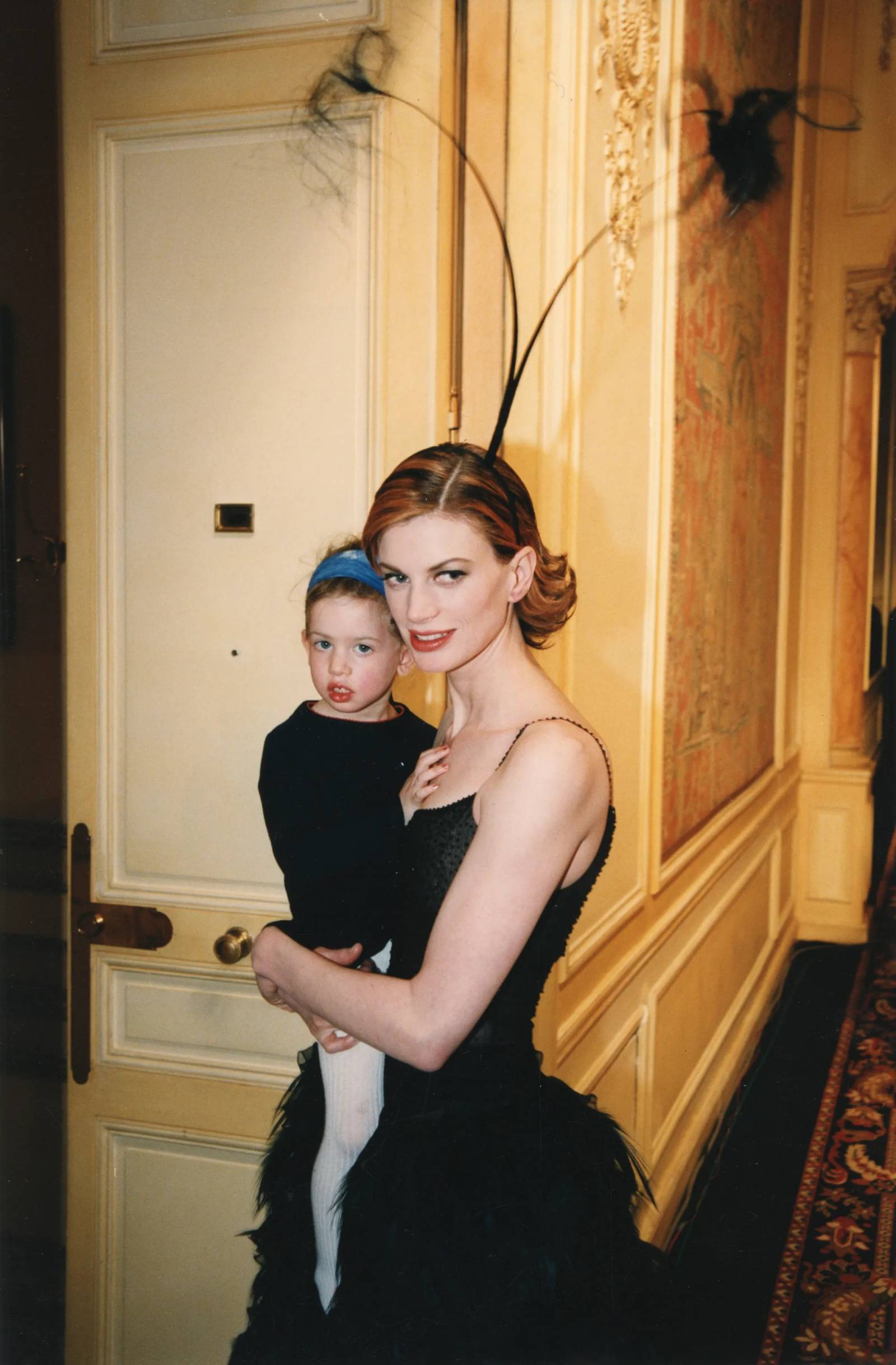 Kristen McMenamy z Lily McMenamy na pokazie Chanel haute couture 1997.
