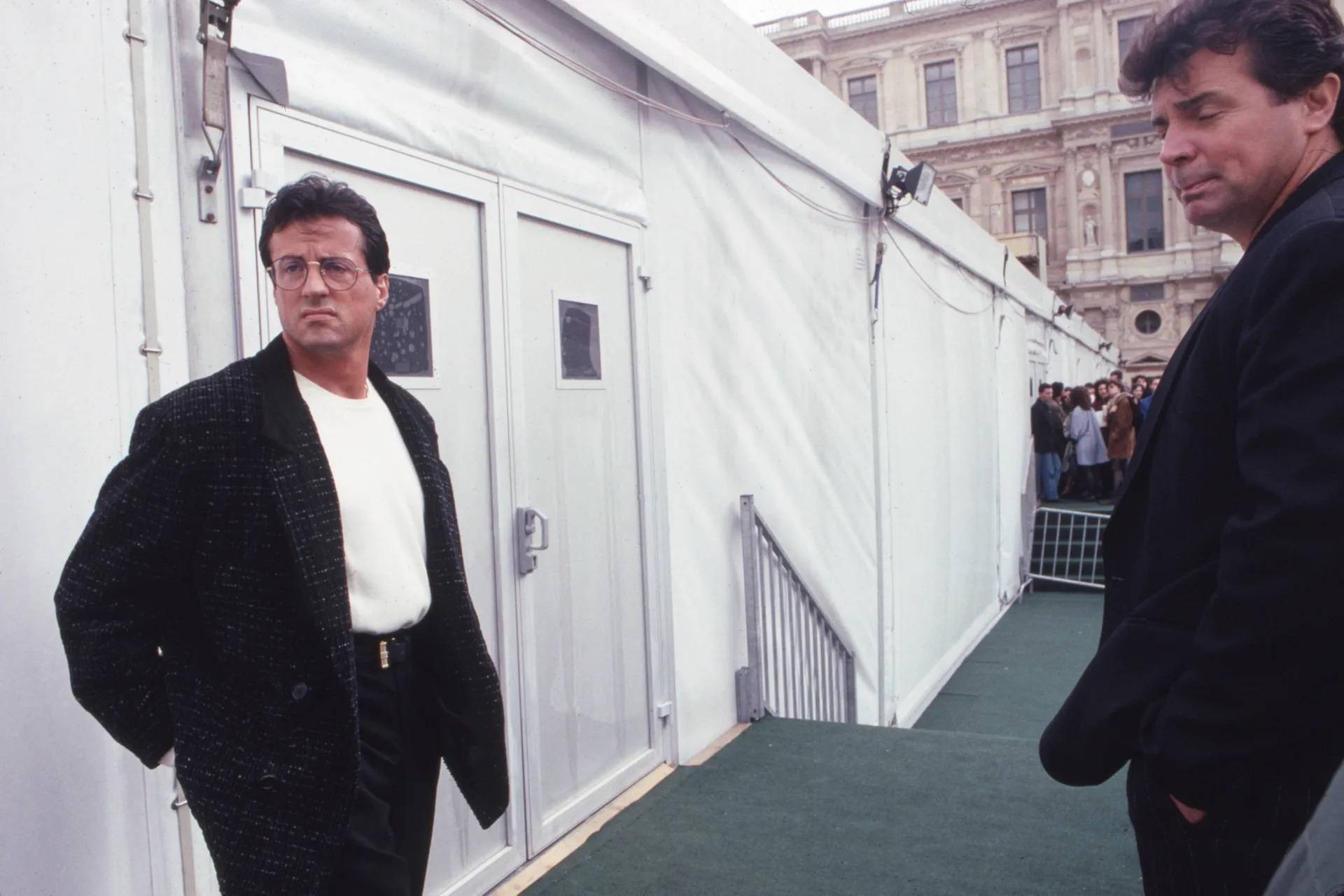 Sylvester Stallone na pokazie Chanel haute couture wiosna–lato 1993.
