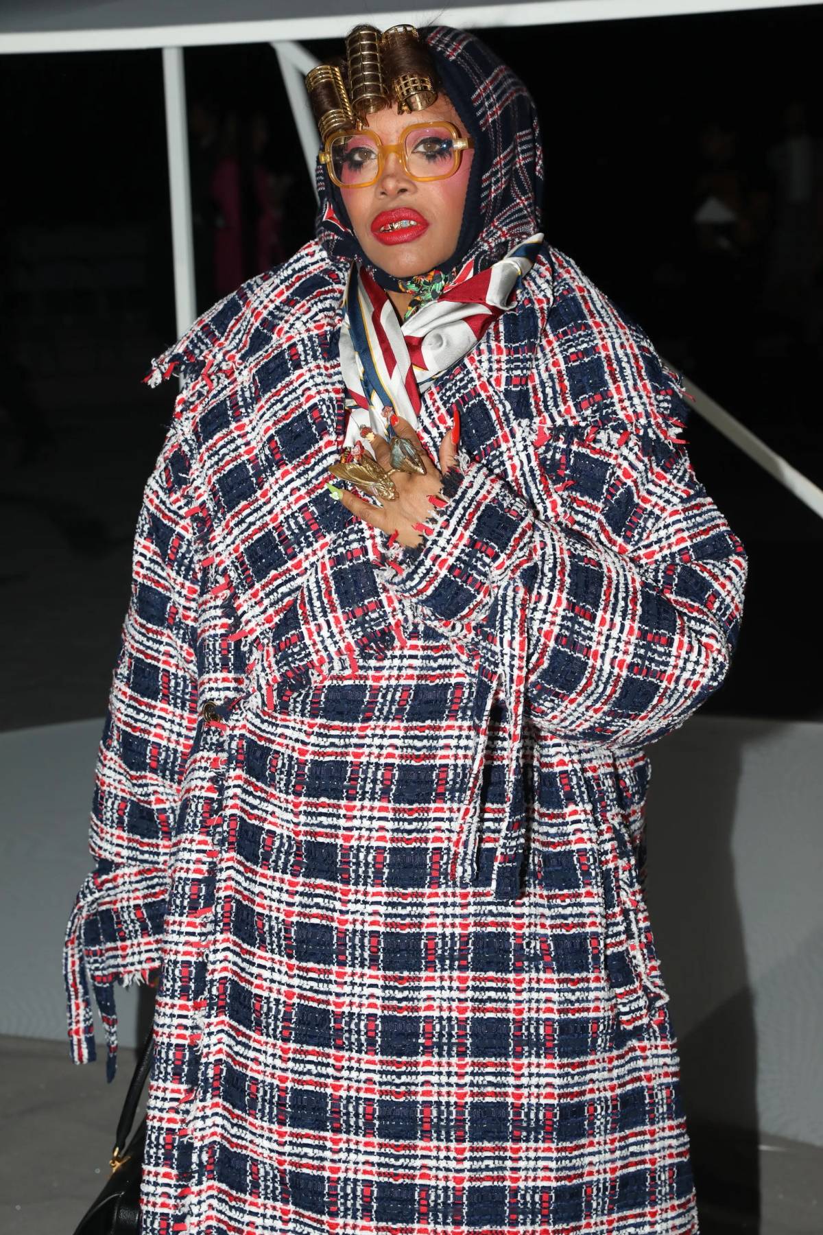 Erykah Badu podczas pokazu kolekcji Thoma Browne'a na jesień-zimę 2023 w Nowym Jorku