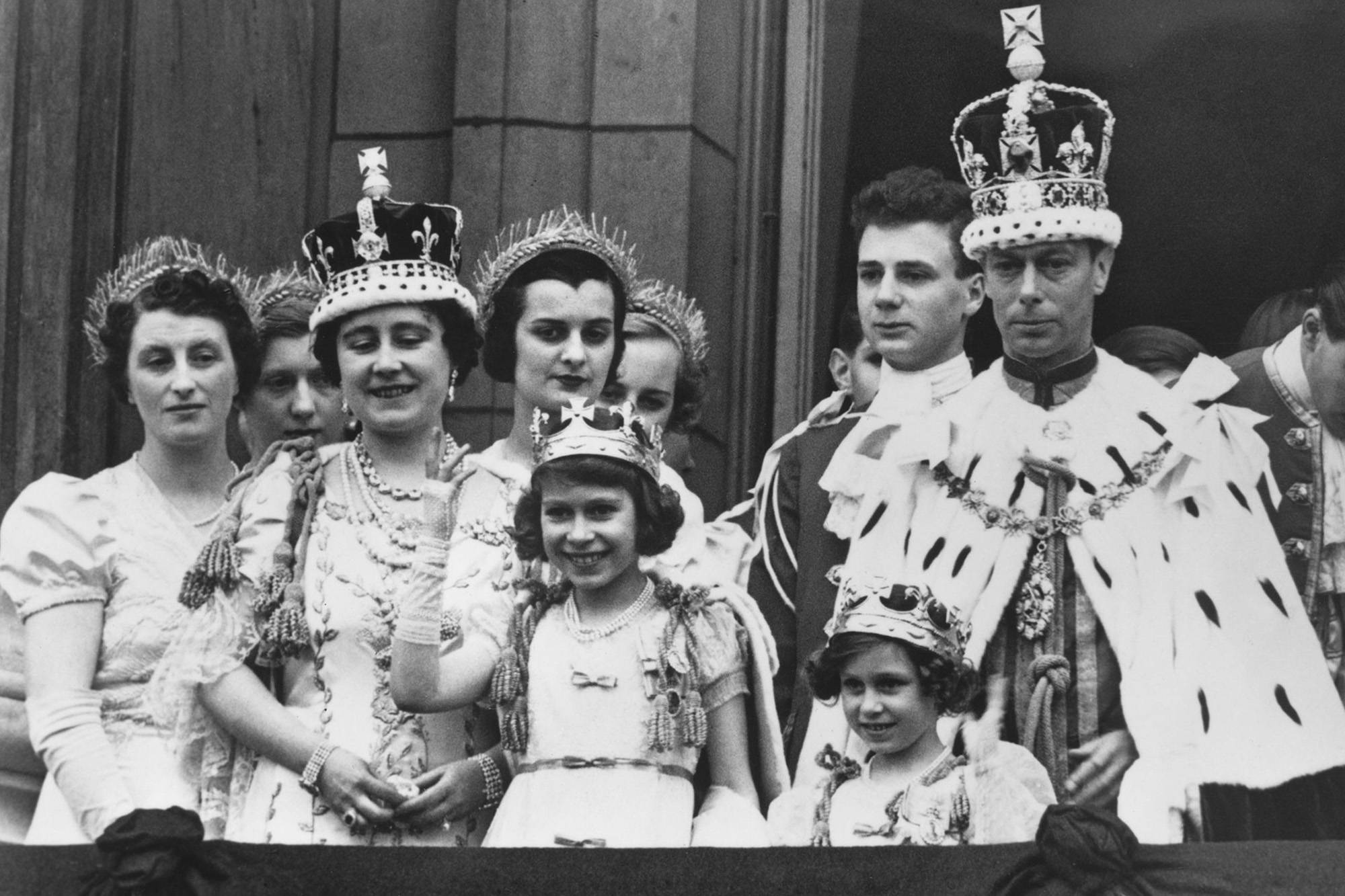 Księżniczka Elżbieta (czwarta od lewej) z rodziną w Pałacu Buckingham, 1937 rok rok