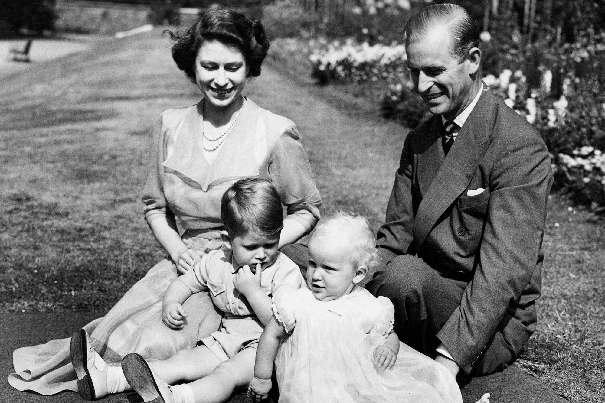 Księżniczka Elżbieta i książę Filip z dziećmi: księciem Karolem i księżniczką Anną, 1951 rok
