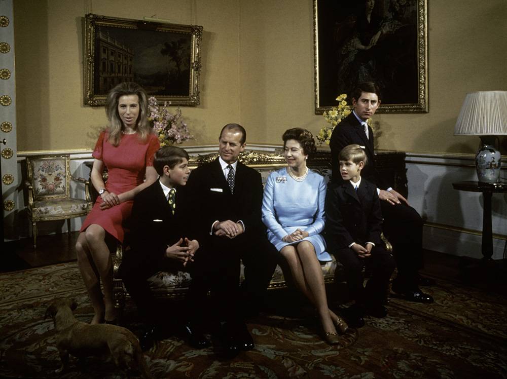 Księżniczka Anna, książę Jerzy, książę Filip, królowa Elżbieta II, książę Edward i książę Karol, 1972 rok