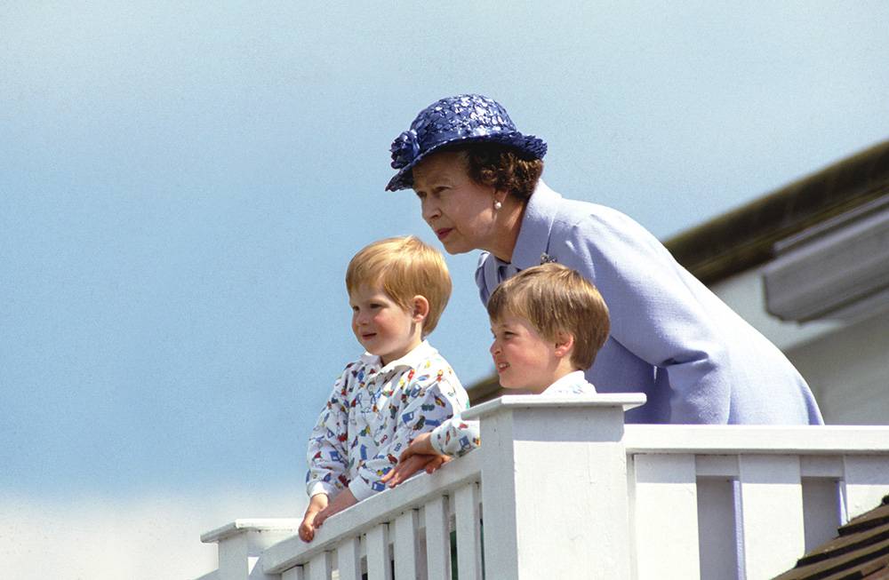 Królowa Elżbieta II,, książę William i książę Harry, 1987 rok