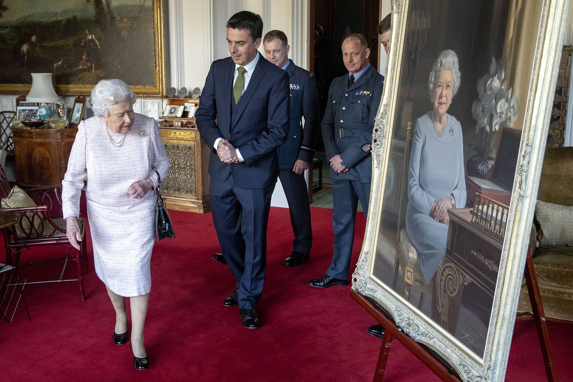 Królowa Elżbieta II z artystą Stuartem Brownem ogląda nowy, oficjalny portret, 2018 rok