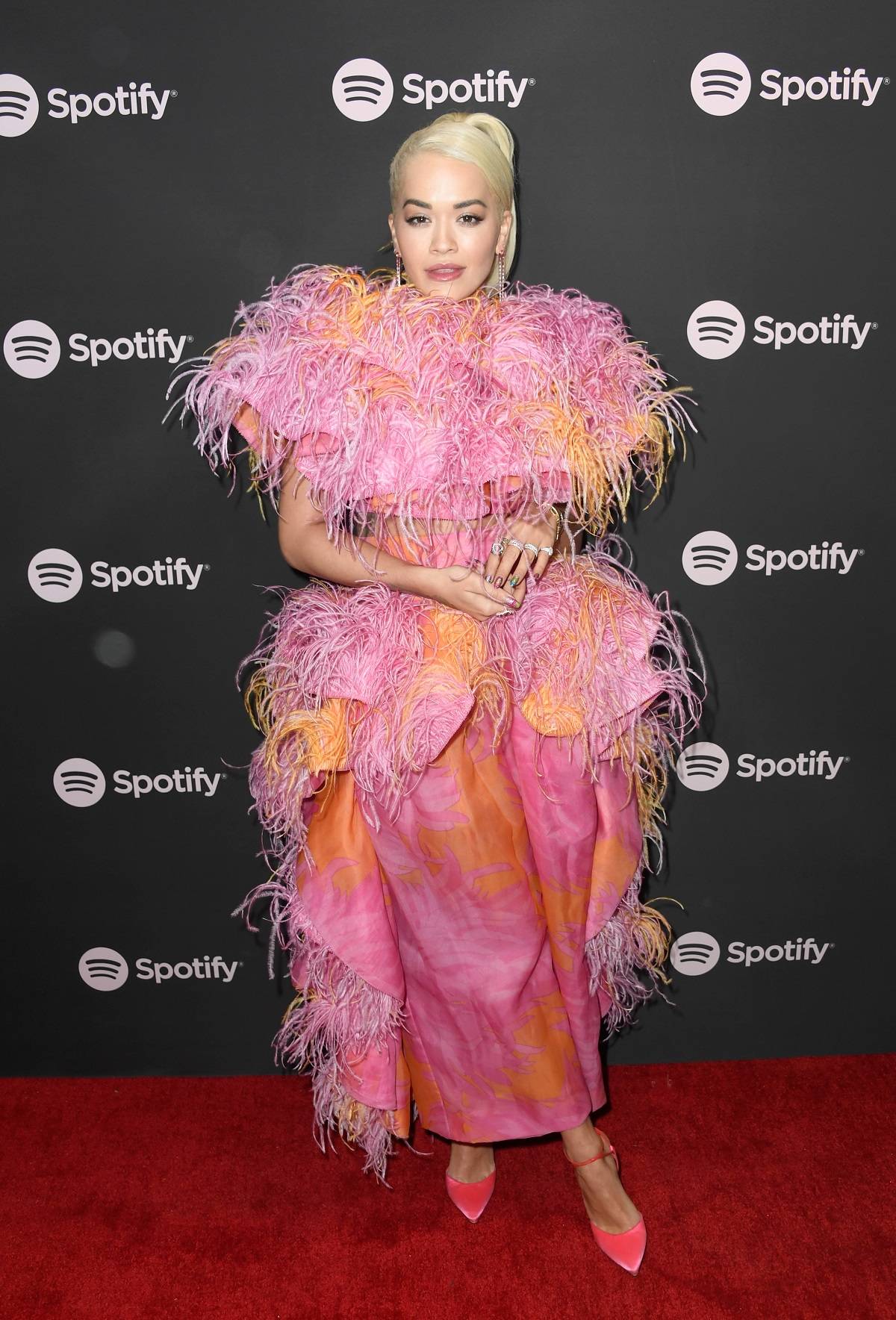 Rita Ora w kreacji Marca jacobsa, luty 2019, fot., Frazer Harrison, Getty Images