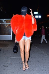 Rihanna w futrze Saint Laurent, 2016 rok, fot. Robert Kamau, Getty Images