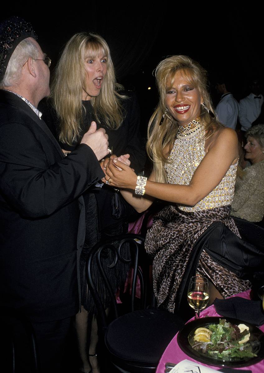 Elton John, Alana Stewart i Donatella Versace, 1990 rok, Fot. Ron Galella/WireImage