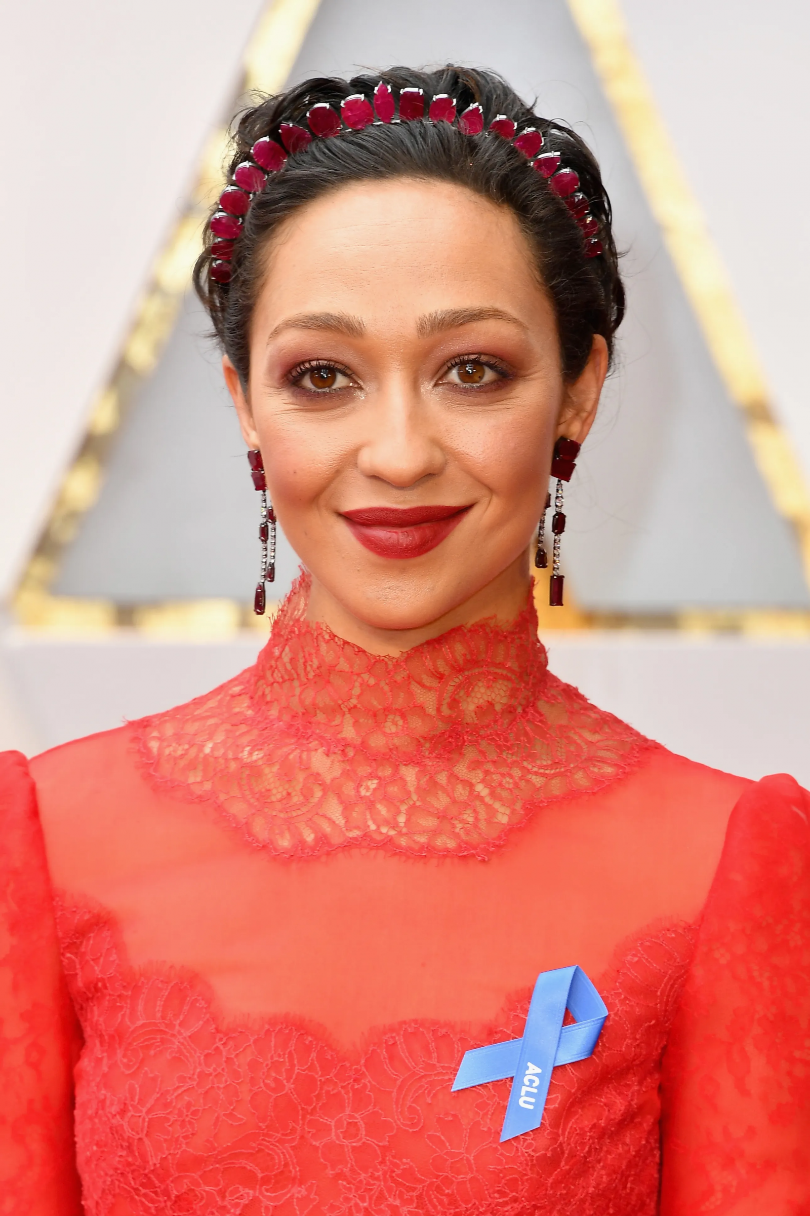 Ruth Negga w biżuterii projektu Irene Neuwirth dla Gemfields, 2017 rok