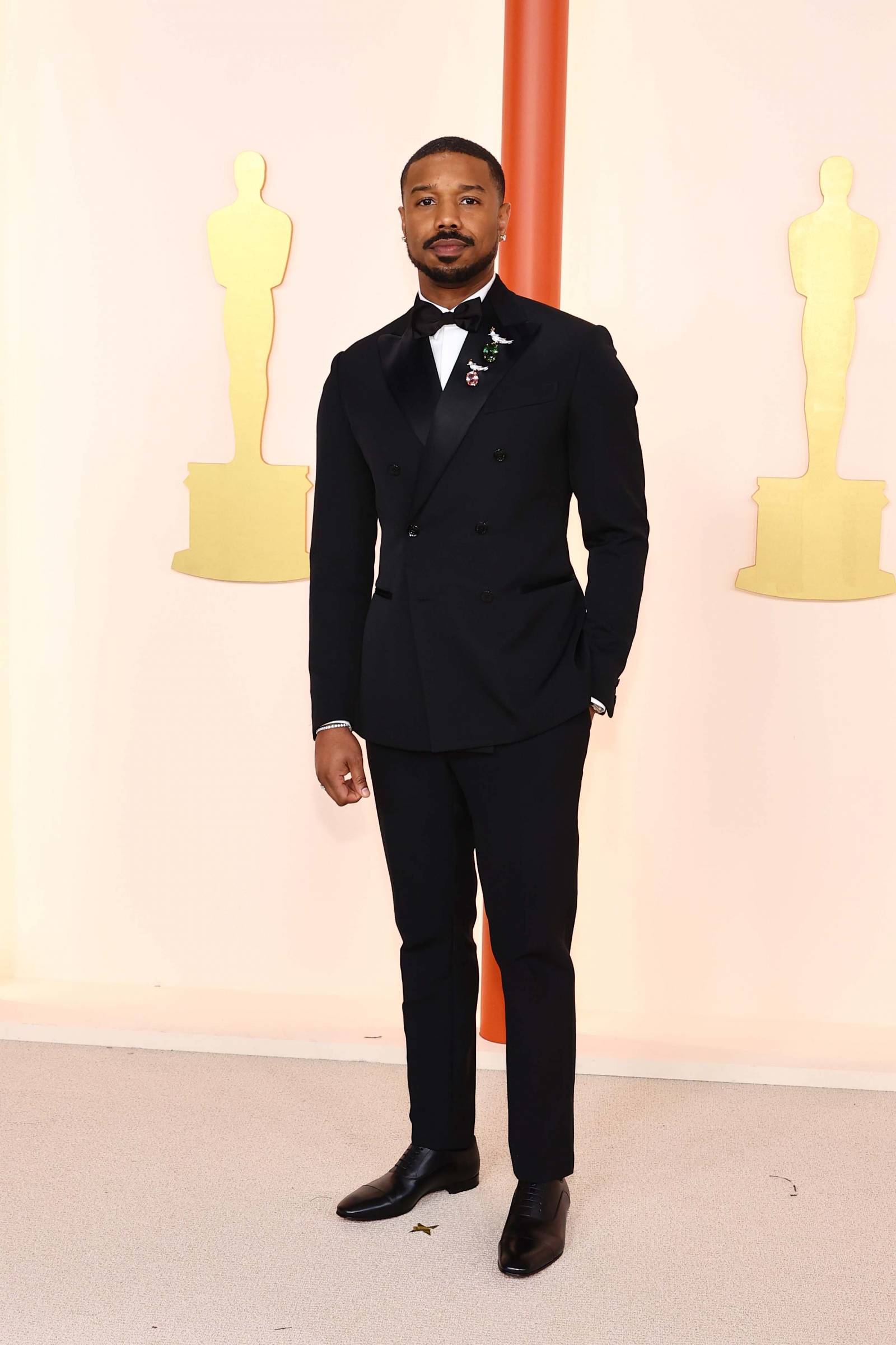 Michael B. Jordan w Louis Vuitton i biżuterii Tiffany & Co.