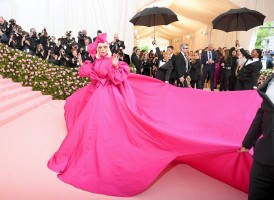 Lady Gaga w kreacji projektu Brandona Maxwella, 2019 rok, Fot. Dimitrios Kambouris/Getty Images