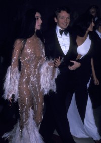 Cher w sukni Boba Mackiego, 1974 rok, Fot. Ron Galella, Getty Images 