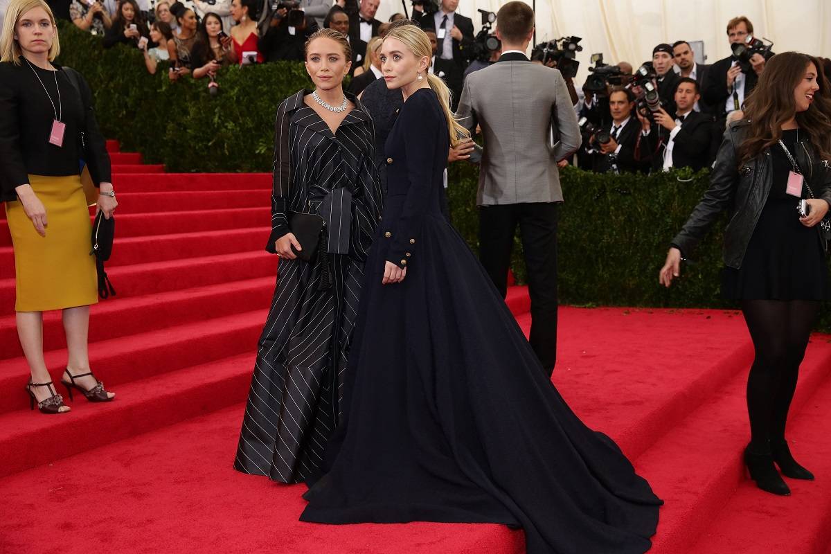 Mary-Kate Olsen w kreacji Chanel vintage i Ashley Olsen w komplecie Gianfranco Ferré, 2014 rok