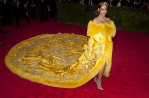 Rihanna w kreacji Guo Pei Couture, 2015 rok, Fot. Lars Niki, Getty Images