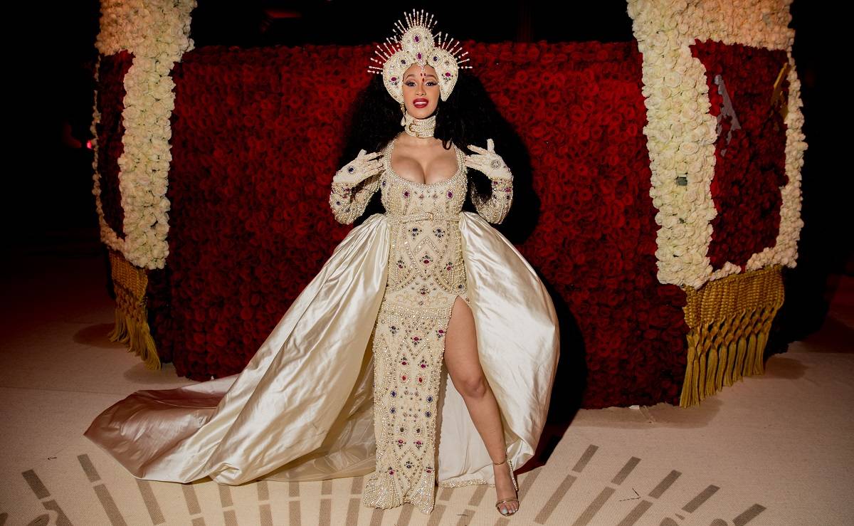 Cardi B w kreacji Moschino, 2018 rok 