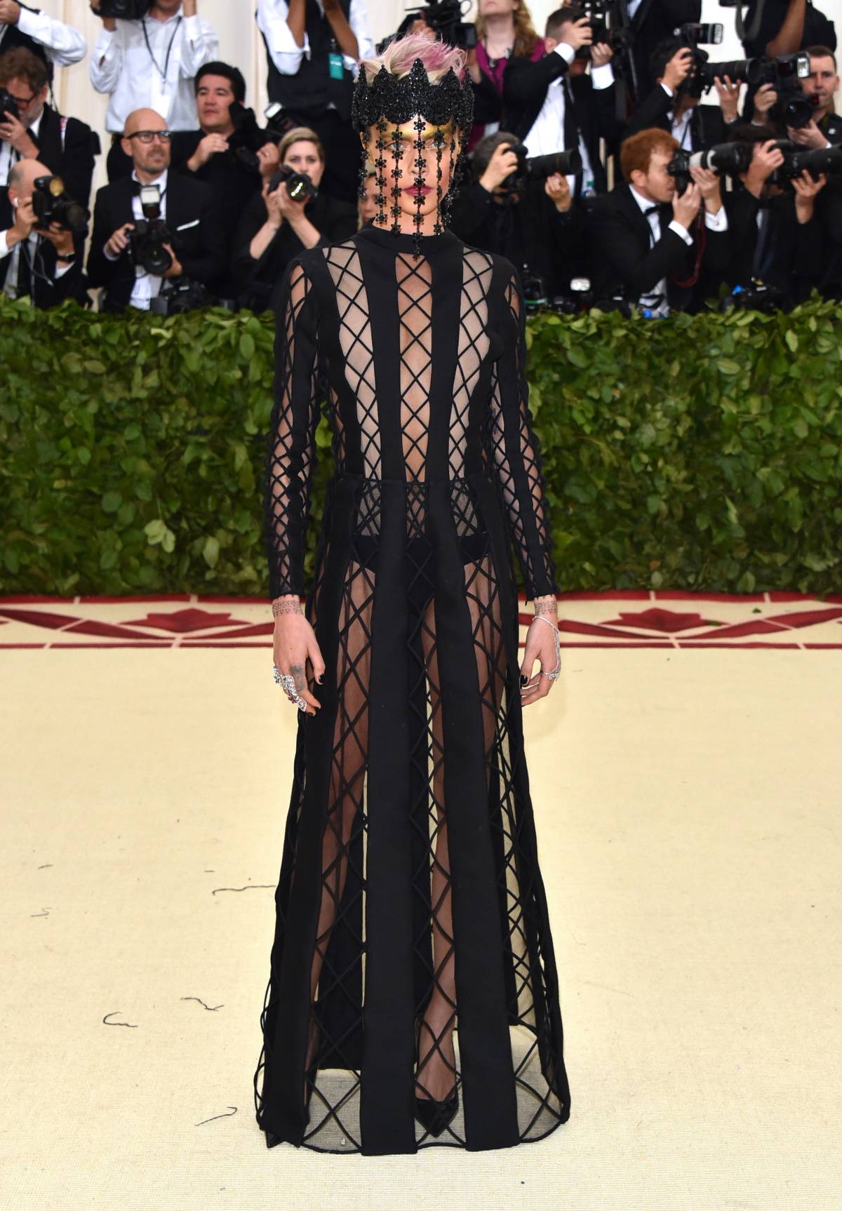 Cara Delevingne w kreacji Diora w 2018 r.