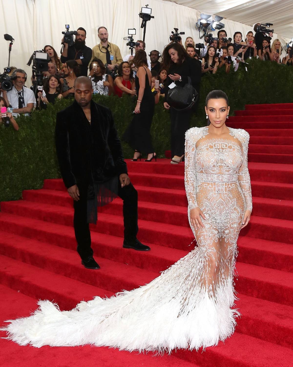 Kim Kardashian w sukni Roberto Cavalli projektu Peter Dundasa w 2015 r.