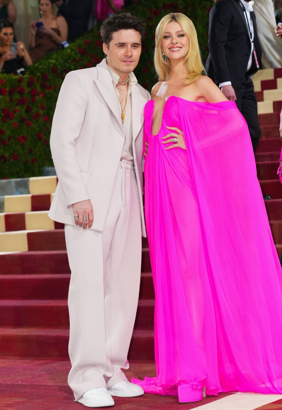 Brooklyn Beckham, syn Victorii i Davida Beckhamów, i Nicola Peltz w stylizacjach Valentino na MET Gali w 2022 r.