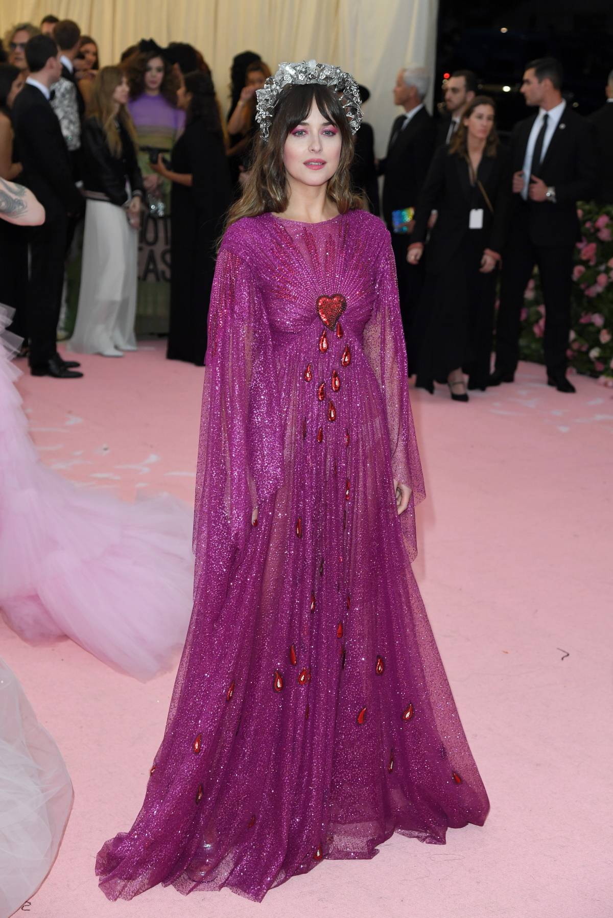 Dakota Johnson, córka Melanie Griffith i Dona Johnsona, w kreacji Gucci na MET Gali w 2019 r.