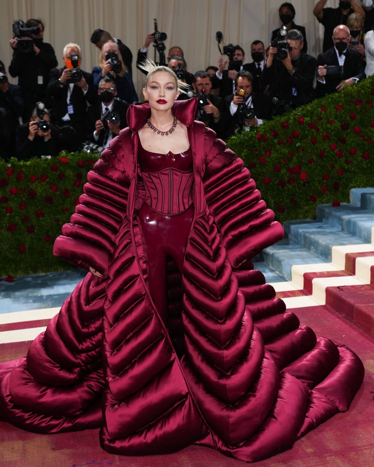 Gigi Hadid, córka Yolandy Hadid i Mohameda Hadida, w kreacji Versace na MET Gali w 2022 r.