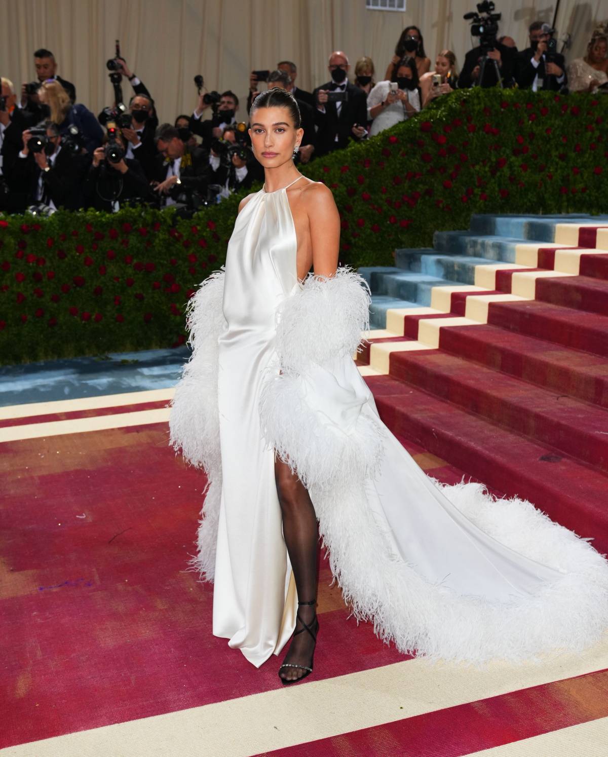 Hailey Bieber, córka Stephena Baldwina i Kennyi Baldwin, w sukni Saint Laurent na MET Gali w 2022 r.