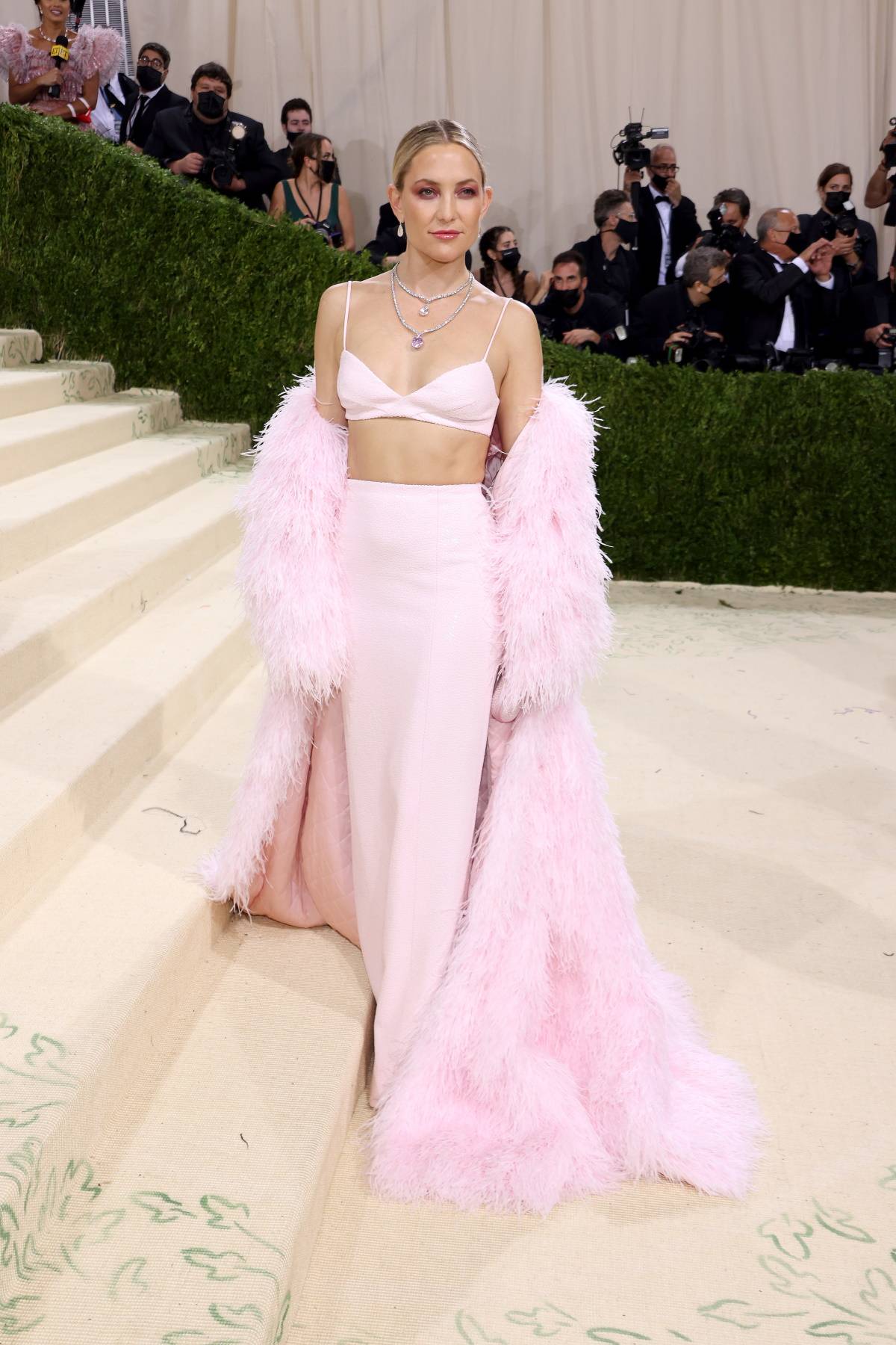 Kate Hudson, córka Goldie Hawn i Billa Hudsona, w kreacji Michaela Korsa na MET Gali w 2021 r.