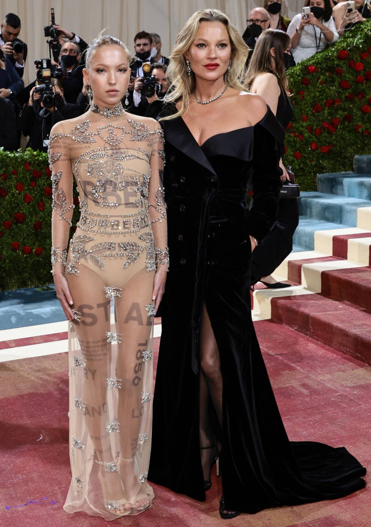Lila Moss z mamą Kate Moss w kreacjach Burberry na MET Gali w 2022 r.