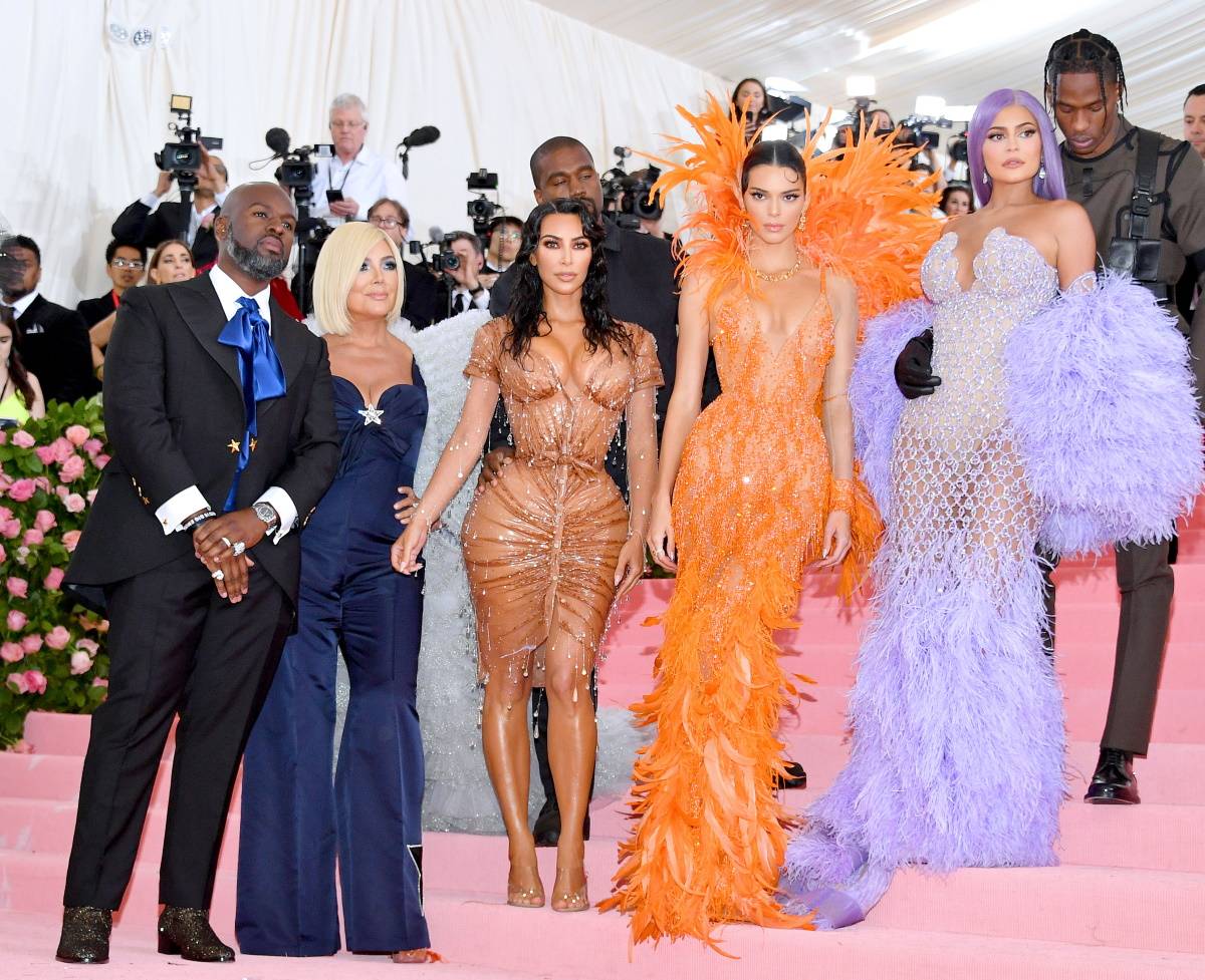 Kim Kardashian, Kendall Jenner i Kylie Jenner z mamą Kris Jenner na MET Gali w 2019 r. Kris założyła kreację od Tommy’ego Hilfigera, Kim pozowała w sukni Thierry’ego Muglera, a Kendall i Kylie wybrały projekty od Versace. 