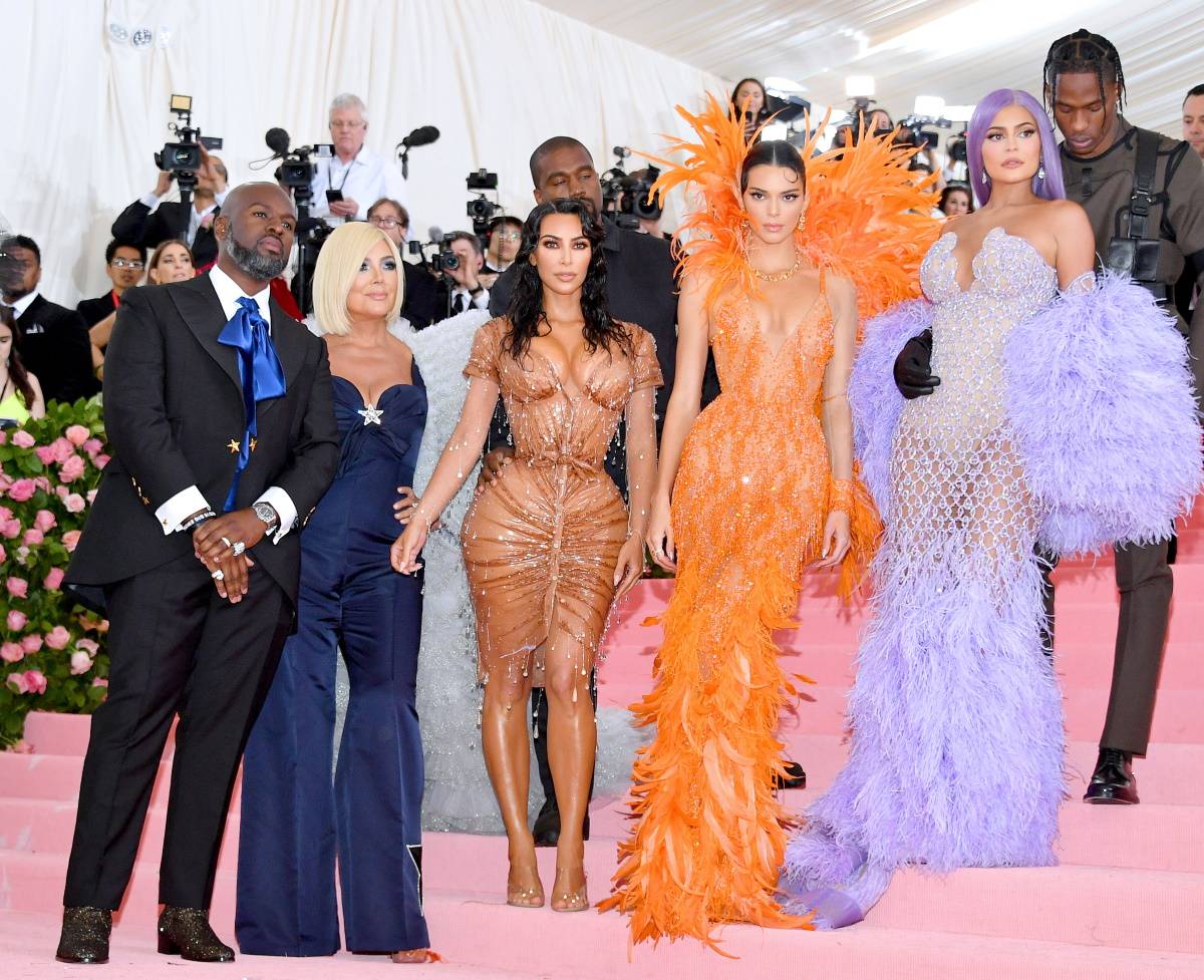 Kim Kardashian, Kendall Jenner i Kylie Jenner z mamą Kris Jenner na MET Gali w 2019 r. Kris założyła kreację od Tommy’ego Hilfigera, Kim pozowała w sukni Thierry’ego Muglera, a Kendall i Kylie wybrały projekty od Versace.