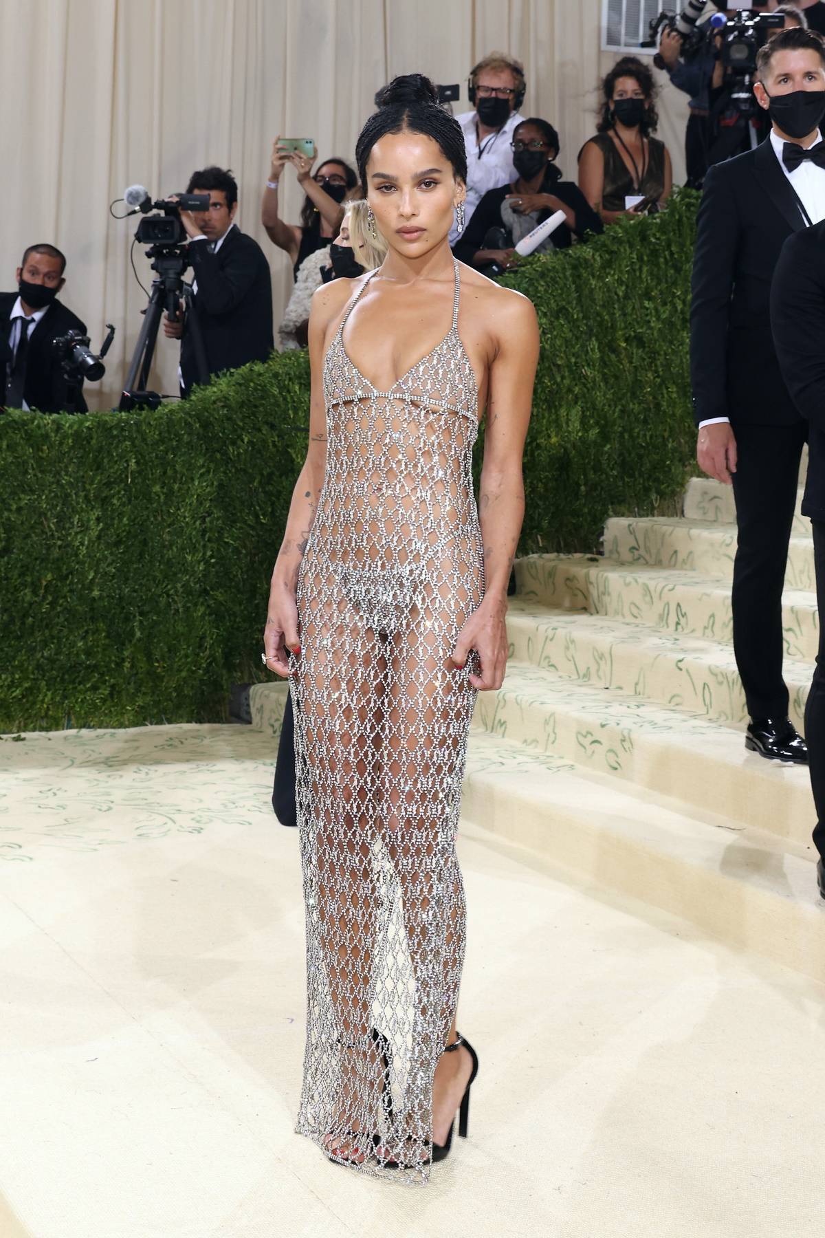 Zoë Kravitz, córka Lisy Bonet i Lenny’ego Kravitza, w sukience Saint Laurent na MET Gali w 2021 r.
