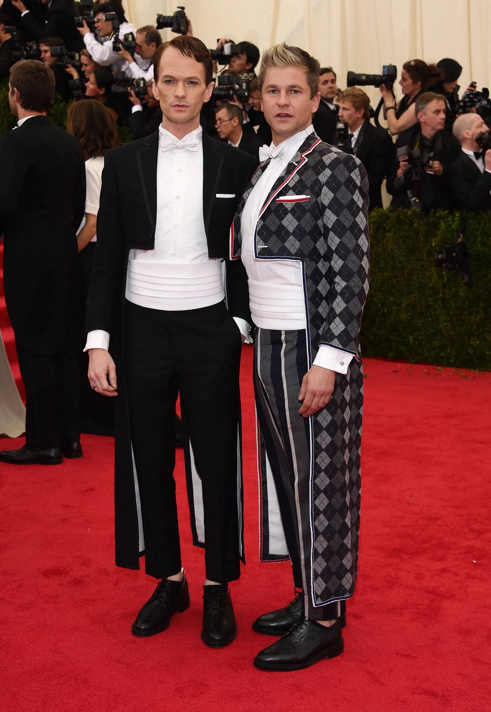 Neil Patrick Harris i David Burtka w stylizacjach od Thoma Browne'a, 2014