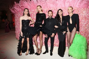 Charlotte Casiraghi, Anja Rubik, Anthony Vaccarello, Demi Moore i Amber Valletta, Fot. Getty Images