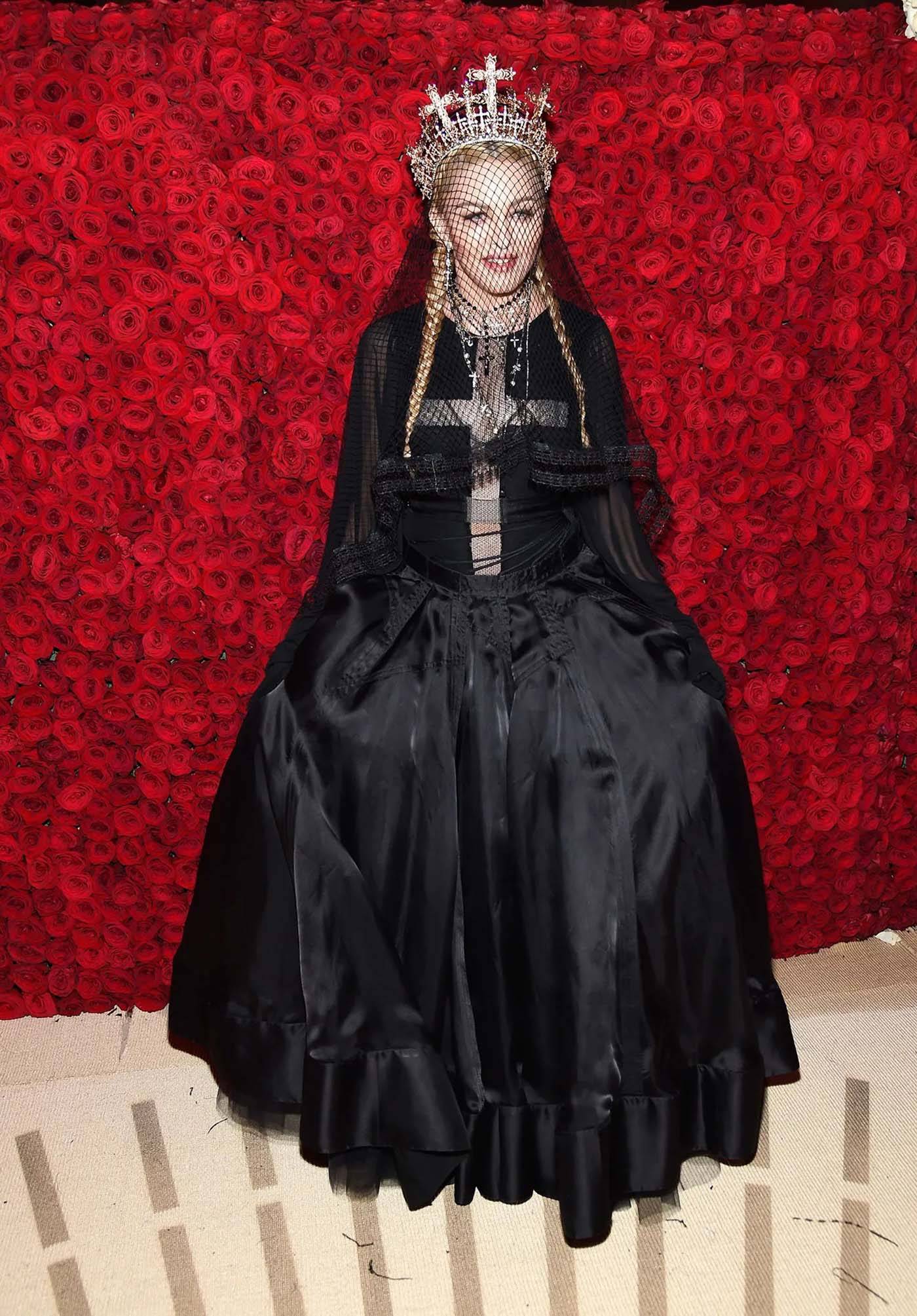 Madonna na MET Gali w 2018 r. w kreacji projektu Jeana-Paula Gaultiera