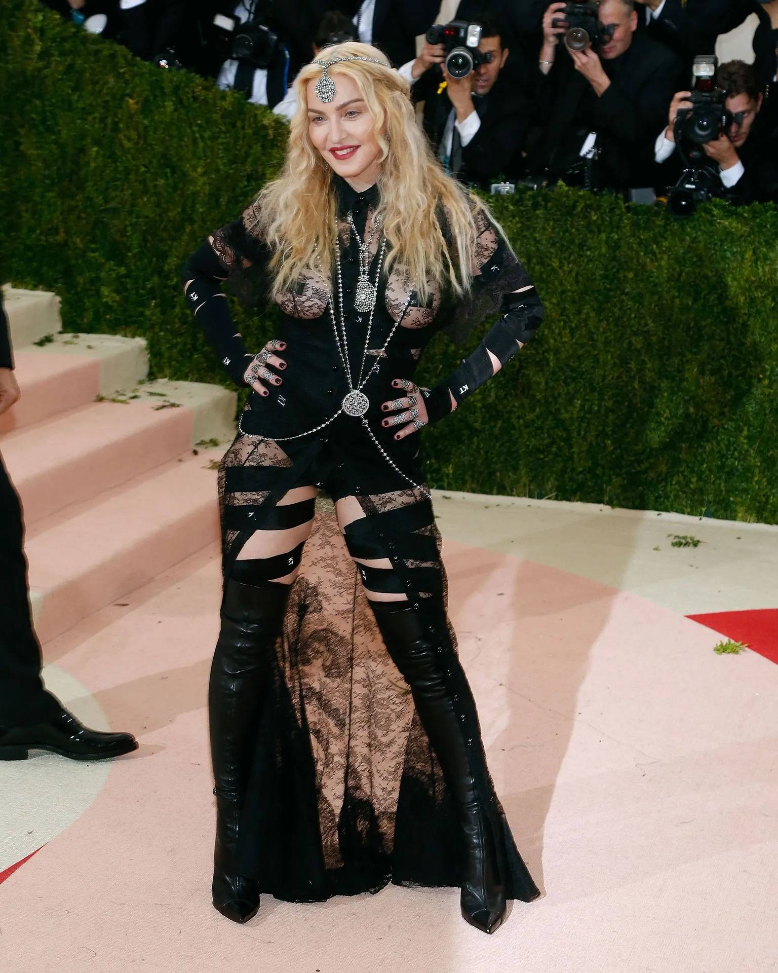 Madonna na MET Gali w 2016 r. w kreacji Givenchy projektu Riccarda Tisciego